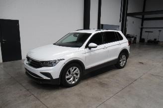 uszkodzony samochody osobowe Volkswagen Tiguan LIFE 2022/10