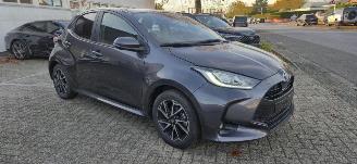 Damaged car Toyota Yaris 1.5 benzin * Navigatie*LED*Aluminium velgen*Camera*trekhaak*KeylessGo* 2023/10