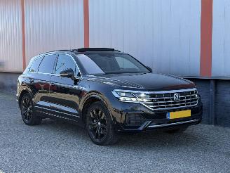 Voiture accidenté Volkswagen Touareg 3.0 TDI R Line BLACK 2018/1
