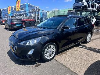 Vaurioauto  passenger cars Ford Focus 1.0 EcoBoost Hybride / PANO / TITANIUM 2020/11