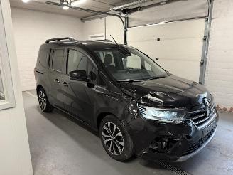 krockskadad bil auto Renault Kangoo  2022/2