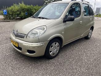 damaged passenger cars Toyota Yaris 1.3 Aut. 2003/10