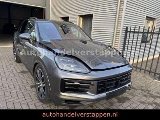 damaged passenger cars Porsche Cayenne E-Hybrid Exclusive Design Matric ACC 2024/5