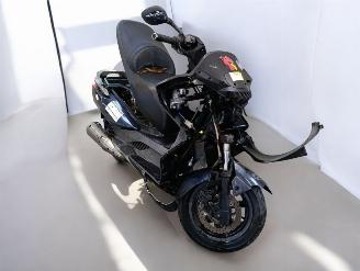 skadebil bromfiets Kymco  DINKSTREET 2010/5