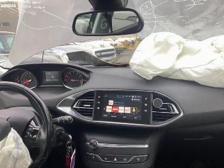 Peugeot 308 308 (L3/L8/LB/LH/LP), Hatchback 5-drs, 2013 / 2021 1.2 12V e-THP PureTech 110 picture 32