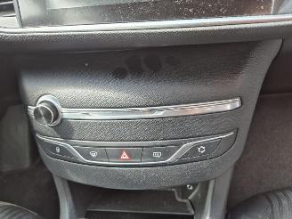 Peugeot 308 1.2 12V e-THP PureTech 110 picture 6