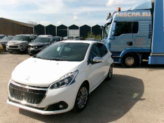 krockskadad bil auto Peugeot 208 1.2 Allure 5 DRS 2019/1