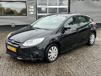 krockskadad bil auto Ford Focus 1.0 EcoBoost Trend 5drs 2013/4
