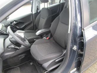 Peugeot 208 1.2 PURE TECH BLUE LION 5DRS picture 12