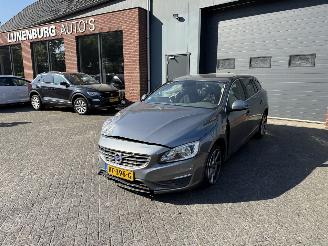 uszkodzony samochody osobowe Volvo V-60 1.5 T3 Momentum  AUTOMAAT Stationwagen 5-dr. 2016/1