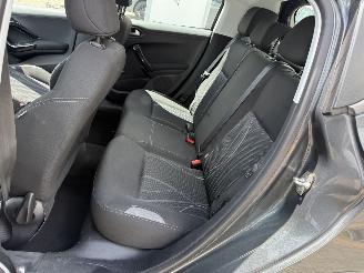 Peugeot 208  picture 10