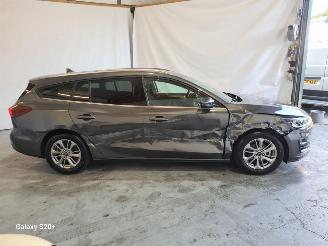 Ford Focus 1.0 EBH Titanium picture 5
