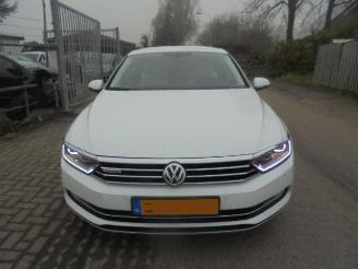 krockskadad bil auto Volkswagen Passat .2.0 BiTDI 4Motion Highline automaat 2015/9