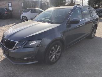 krockskadad bil auto Skoda Octavia Octavia Combi 1.0 TSI Greentech Ambition Business 2019/8