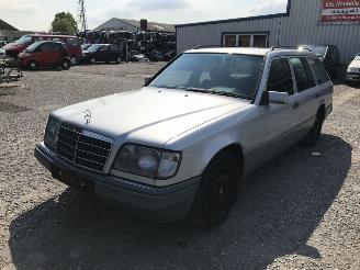 Vrakbiler auto Mercedes E-klasse 124 Zilver 744 Onderdelen Deur Bumper 1995/2