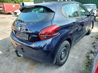 Peugeot 208  picture 6