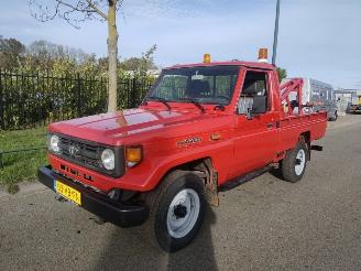 Toyota Landcruiser 70 4.2 6 CILINDER PICK-UP 4X4 TAKELWAGEN picture 1