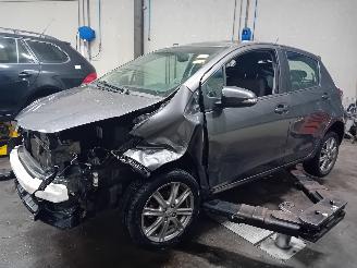 Salvage car Toyota Yaris Yaris III (P13) Hatchback 1.33 16V Dual VVT-I (1NRFE) [73kW]  (09-2011=
/09-2020) 2012/3