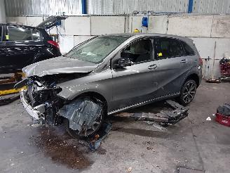 Vrakbiler auto Mercedes B-klasse B (W246) Hatchback 1.6 B-200 BlueEFFICIENCY Turbo 16V (M270.910) [115k=
W]  (11-2011/12-2018) 2015/0