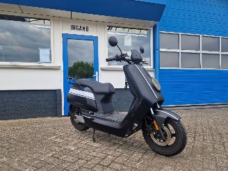 NIU  N1S BROMSCOOTER picture 2