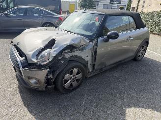 Schadeauto Mini  1.5 Cooper Chili Cabrio 2019/11